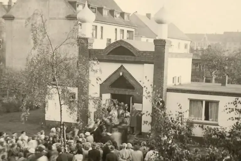 Grand exterior view of the Fazl-e-Omar Mosque at sunset